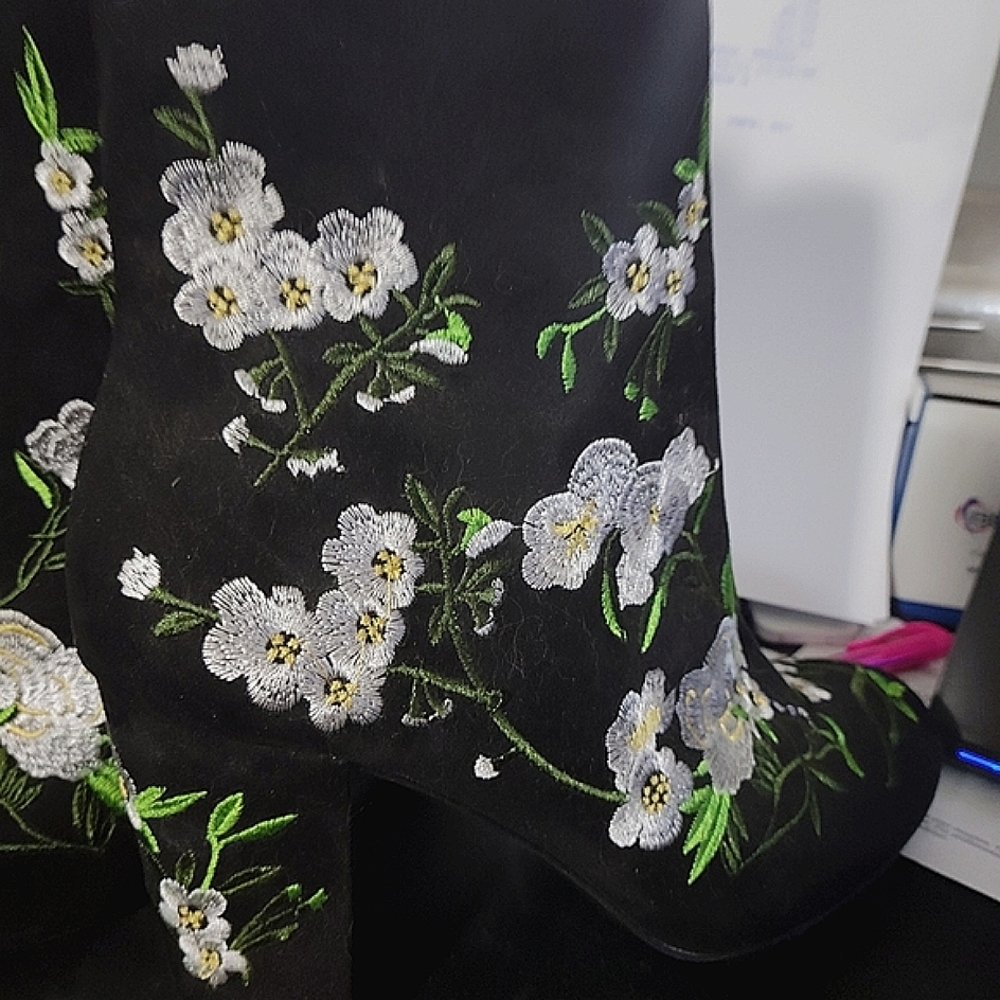 Forever21 embroidered black suede  boot
